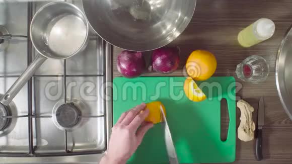 切橙子和洋葱的厨师视频的预览图