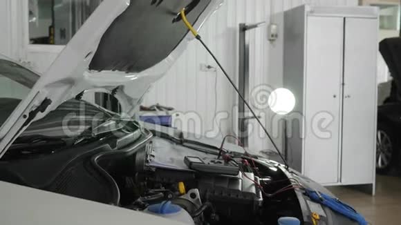 专业的机械师男性打开引擎盖检查汽车系统发动机审查技术状况视频的预览图