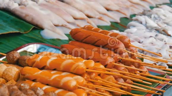 泰国国家街头美食街亭柜台上的香肠棒和异国风味的菜肴视频的预览图
