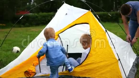 一个有孩子的人在帐篷里视频的预览图