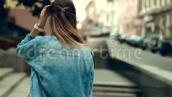 红唇少女走在街上转向镜头视频的预览图