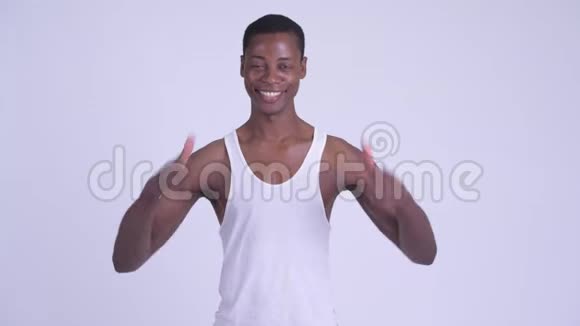 年轻快乐的非洲男人竖起大拇指神情激动视频的预览图