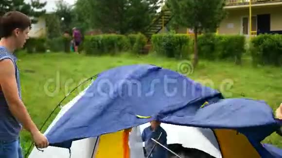 一个有孩子的人在帐篷里视频的预览图