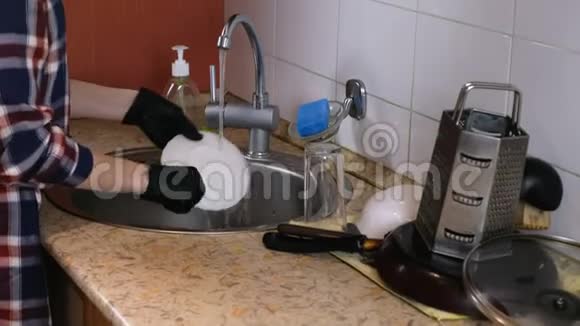 女人洗了一个碟子抓住玻璃掉进水槽里视频的预览图