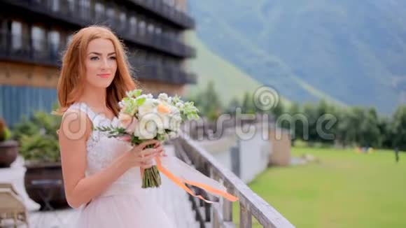 新娘金发在看山时放松婚礼日视频的预览图