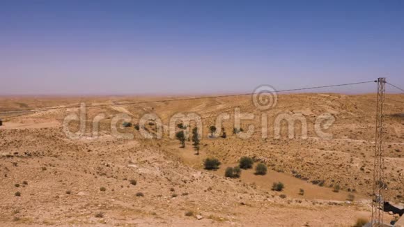 撒哈拉沙漠蓝天背景下的全景沙谷视频的预览图