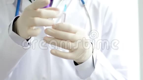 医生用一种药准备注射器超高清视频视频的预览图