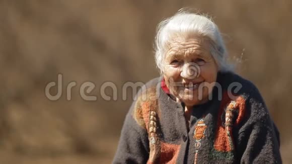慢镜头肖像的幸福老妇人微笑视频的预览图