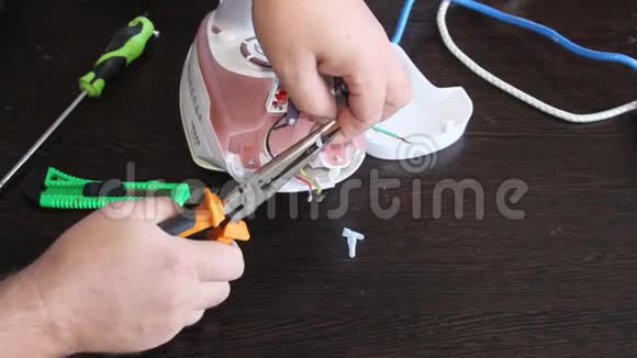 一个人修理电熨斗视频的预览图