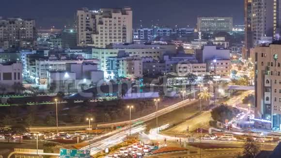 迪拜溪地区被现代化的建筑和繁忙的交通街道包围着视频的预览图
