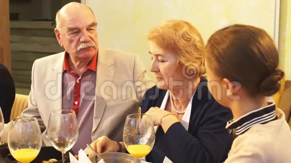 老人在室内咖啡厅亲吻他的女人视频的预览图