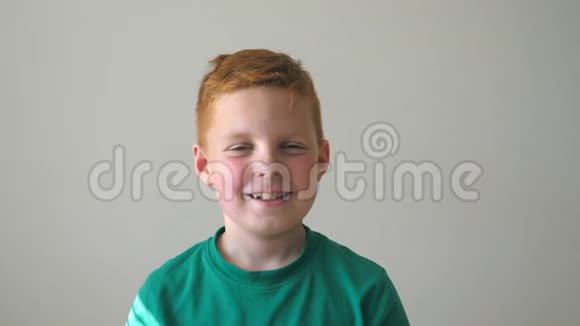 有雀斑的快乐红发男孩的肖像可爱的英俊宝宝微笑着看着镜头关闭情绪视频的预览图