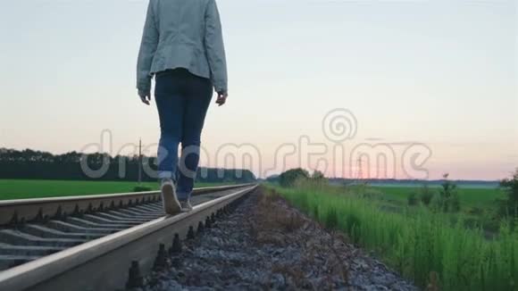 女孩走在铁路轨道上视频的预览图