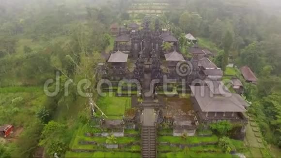 巴厘岛贝萨基寺的空中镜头和无人机视频视频的预览图