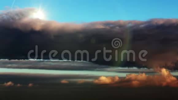 美丽的摩天大楼云后的太阳雨视频的预览图
