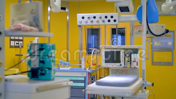 婴儿手术室配有小桌子和工作手术灯4K视频的预览图