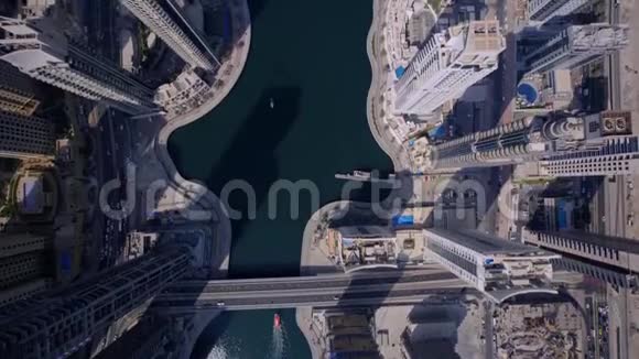 迪拜城市巨大的未来主义塔楼和现代摩天大楼视频的预览图