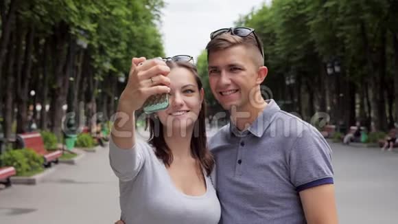 一对相爱的夫妇拍自拍照片视频的预览图