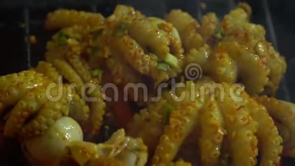 烤架上的小屁股越南菜PhuQuoc岛上的餐厅视频的预览图
