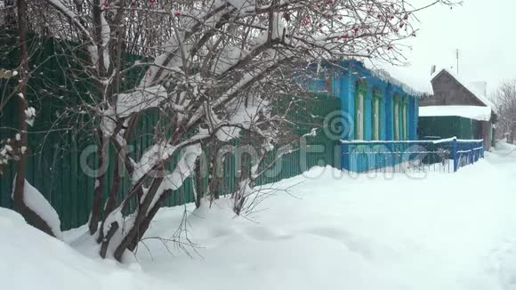 冬天俄罗斯传统的房子视频的预览图