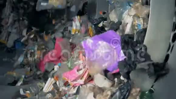生活垃圾在一个回收中心关闭视频的预览图