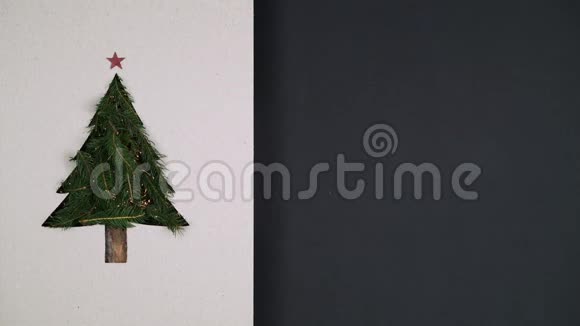 头顶天然圣诞树松树装饰与闪烁的灯在纸板与快乐的圣诞节和快乐的新视频的预览图