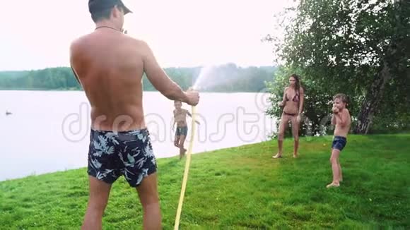 夏天一家人在乡间小屋的后院里尽情地玩水和打鼾视频的预览图
