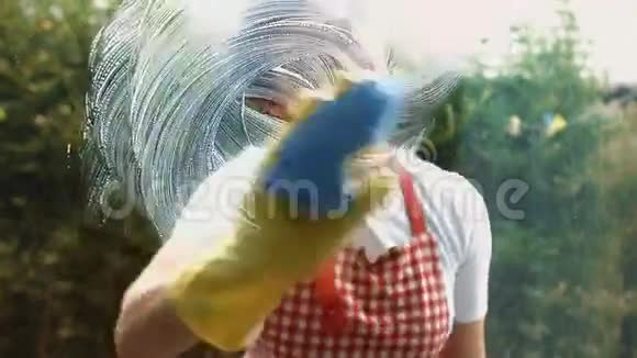 女人在擦窗户视频的预览图