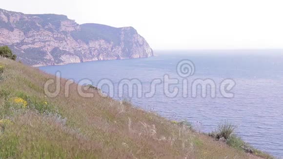 在德里的年轻女子上山海景刮风的日子视频的预览图