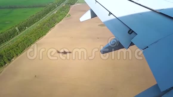 飞机在机场降落飞机降落时从照明器可以看到视频的预览图