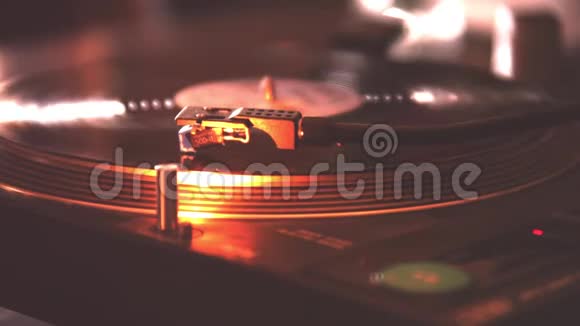 老式和老式转盘为DJ视频的预览图