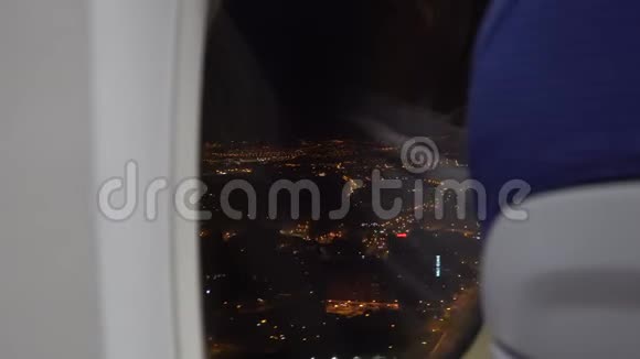 从天空中的飞机窗眺望夜空视频的预览图