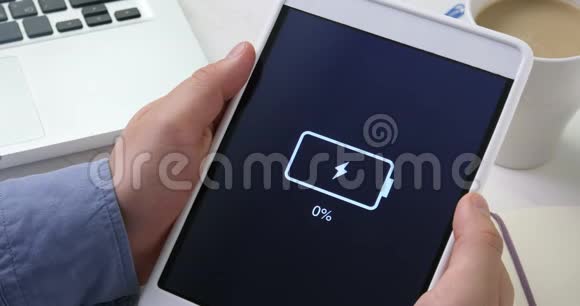 数字平板电脑上的低电池指示视频的预览图