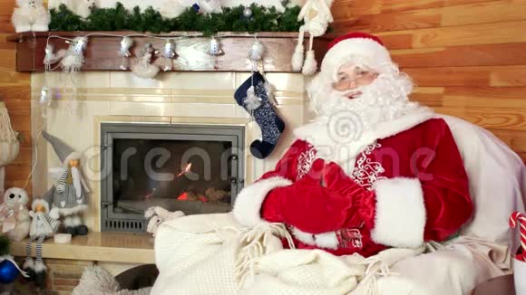 圣诞老人欢迎孩子们来看他热情好客的圣诞老人圣尼古拉斯准备工作特写肖像视频的预览图