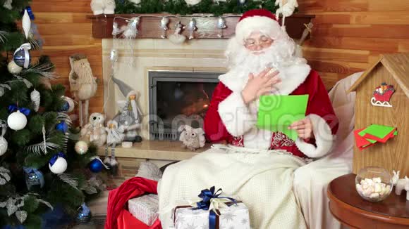 圣诞老人阅读儿童信件圣尼古拉斯包装礼物儿童愿望清单圣诞老人邮件视频的预览图
