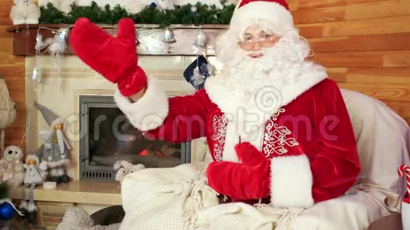 圣诞老人问候游客热情好客的圣诞老人圣尼古拉斯欢迎孩子们来拜访他视频的预览图