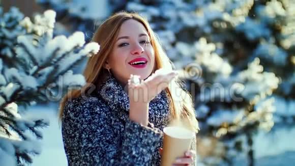 美丽迷人的女人吹雪视频的预览图