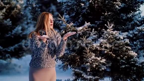 美丽迷人的女人吹雪视频的预览图
