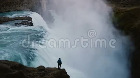 冰岛格尔夫斯瀑布景观的时间流逝人们站在悬崖边欣赏风景视频的预览图