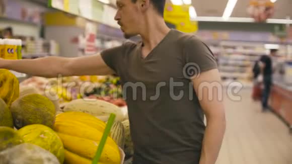 一个在超市拿石榴石的人视频的预览图