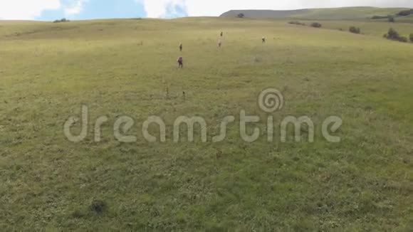 空中拍摄一群带背包的游客爬山视频的预览图