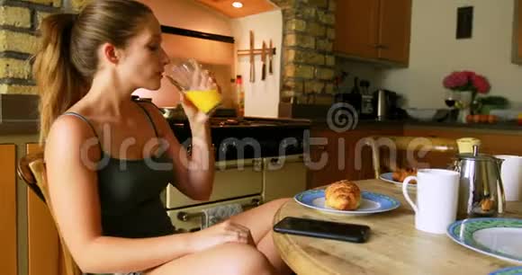 厨房餐桌上有食物的女人视频的预览图