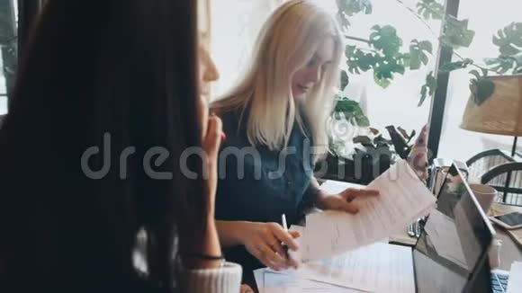 一家公司的女商人在咖啡馆里积极讨论一个商业项目并签订了合同视频的预览图