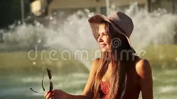 戴帽子的女孩戴上太阳镜视频的预览图