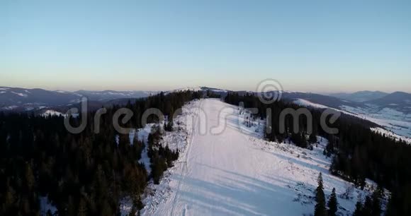 空中景观雪坡与滑雪电梯在冬季滑雪场豪华滑雪场无人驾驶飞机观景台冬季活动视频的预览图
