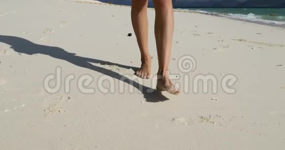 女腿走在沙滩特写女熊脚走在海边视频的预览图