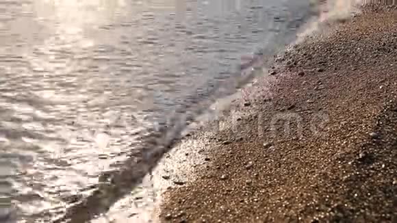 日落金沙滩上的热带海波美丽的海浪蓝色海洋的软波视频的预览图