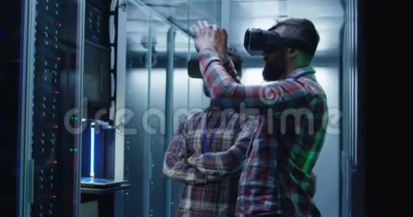 服务器机房使用VR眼镜的IT工程师视频的预览图