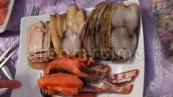 盘子里的咸鱼和鲑鱼鱼子酱视频的预览图