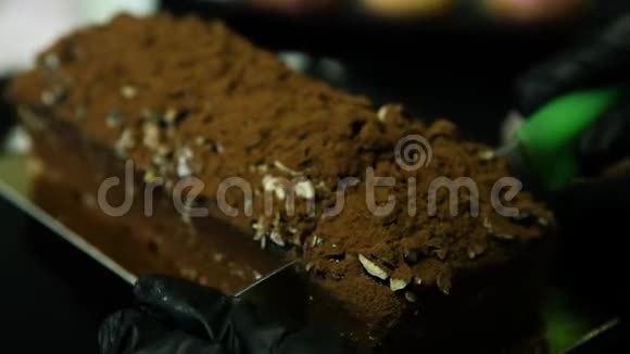 糖果手用大刀切成块美味的巧克力甜点视频的预览图